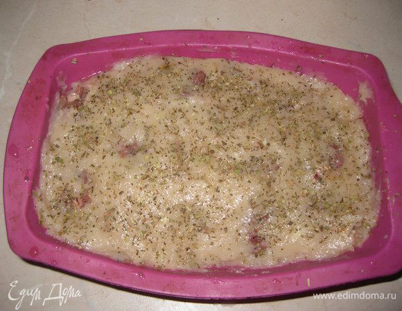 Сверху загладить, посыпать травами. Выпекать в ранее разогретой духовке при теп.180 40-45 минут.