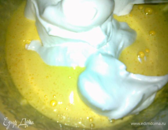 белки взбить до мягких пиков с остальным сахаром,1 яйцо растереть с ван.сахаром,добавить 2 ст.л. муки аккуратно перемешать и добавить белки, также аккуратно перемешать