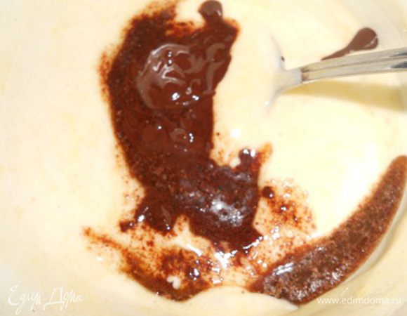 шоколад растопить на бане с маслом,добавить его в яичную смесь и осторожно размешать