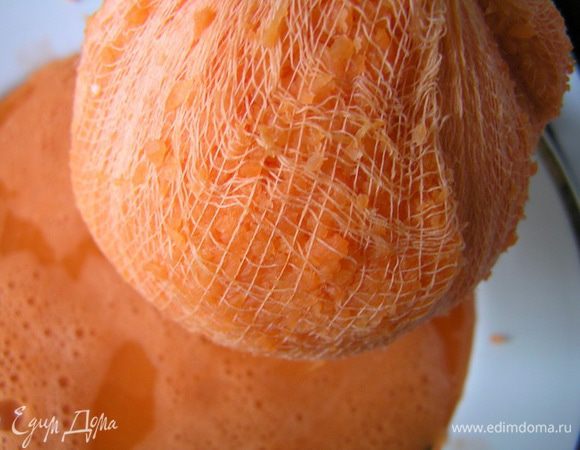 поместить на марлю, сделать узелок и отжать сок, морковь должна быть почти сухой. 