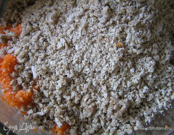 Миндаль (лучше очищенный, тогда пирог получится светлым, мне же было некогда снимать шкурку и мой пирог получился с коричневым оттенком) пропустить через мясорубку (я еще предварительно обжарила).