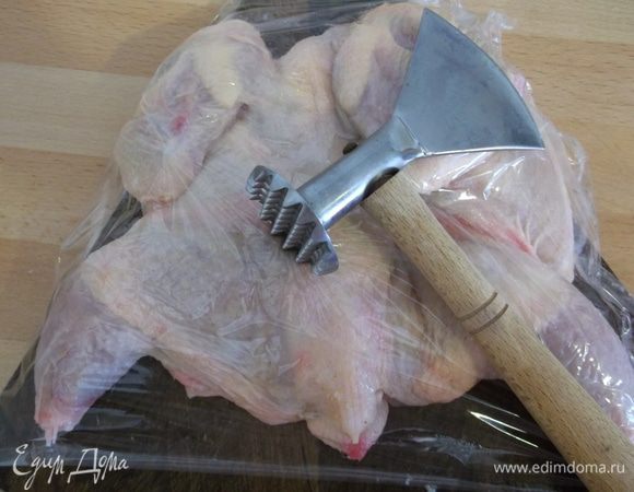 разрезаем по брюшку курицу,накрываем плёнкой и отбиваем с двух сторон,в мисочке размешиваем сок лимона,выдавленный чеснок,соль,перец и хмели-сунели