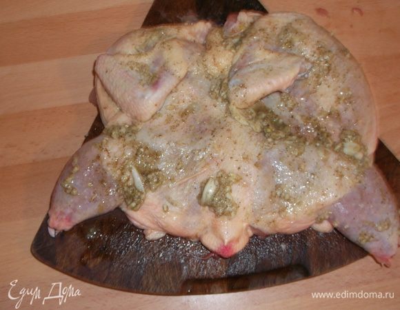 натираем этой смесью с двух сторон курицу и оставляем на пол часа мариновать,разогреваем сковороду растапливаем и прогреваем масло(моё глубокое убеждение табака надо жарить только на сливочном масле)выкладываем в сковороду курицу,накрываем крышкой от кастрюли ручкой вниз,наверх ставим груз, у меня кастрюля с водой