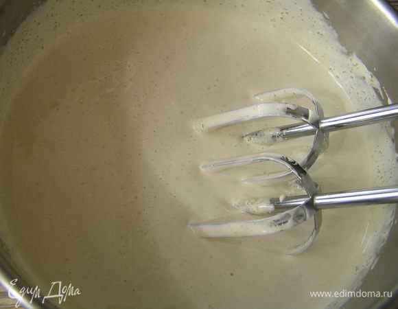 Белки отделить от желтков и убрать в холодильник. Желтки взбить с сахаром до полного растворения кристаллов сахара.