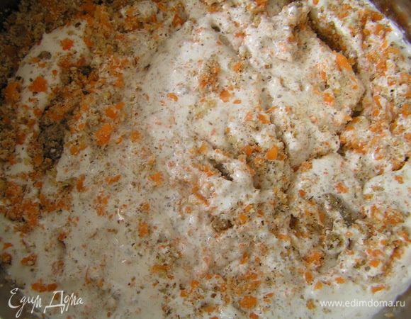 Помешивая венчиком, добавить морковь и миндаль, ванильный сахар и мед.