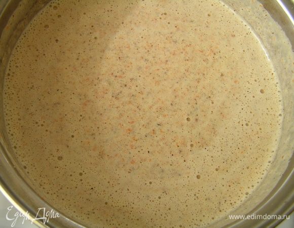 Затем влить апельсиновый сок и перемешать.