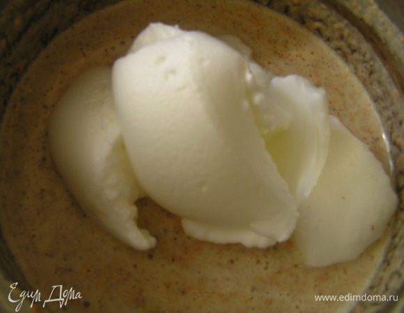 Белки взбить до плотной пены и деликатно ввести в приготовленную массу.