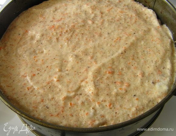 Форму для выпечки смазать маслом и покрыть бумагой для выпечки (я застелила только дно), выложить тесто. Выпекать при 170*С 30 минут. ***Если у Вас духовка имеет увлажненный режим, то выпекать первые 15 минут как обычно, а вторые 15 минут на увлажденном режиме, тогда торт получится влажным.*** Оставить остывать в духовке.