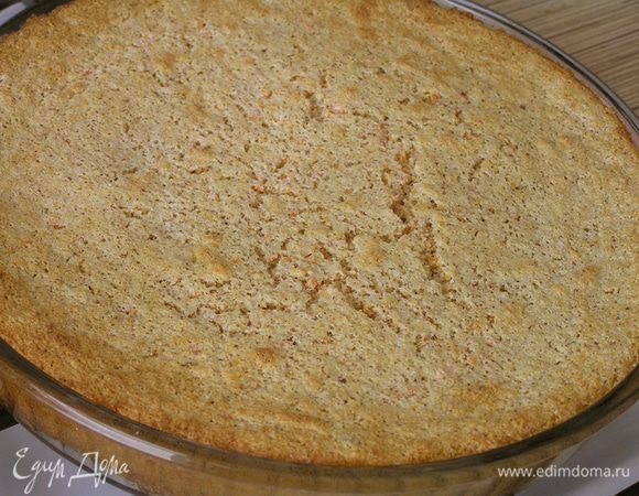 Пирог подавать в охлажденном виде. Украсить сахарной пудрой и цедрой апельсина.