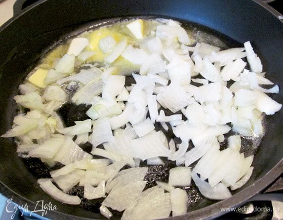 Лук нарезать тонкой соломкой. На сковороде растопить сливочное масло. Поджарить лук до прозрачности, совсем не долго, чтобы он только стал отдавать свой запах.