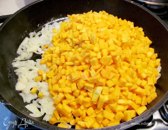 Соединить лук с тыквой. Все хорошо перемешать. И теперь самое главное- соблюсти баланс соли и сахара.Поверьте, это действительно важно. Сколько раз я пробовала испорченную начинку, или недосоленную, или совсем не сладкую. Это сильно портило готовое блюдо. 
На это количество тыквы я положила 1 ч. л. сахара и  не совсем половину (без горки) соли. Конечно же, нужно смотреть по сорту тыквы. Она бывает слаще, а бывает совсем не сладкая, тогда и сахара нужно больше. Соль лучше добавлять понемногу, не сразу и все время пробовать на вкус.
Начинку сильно не жарить, до готовности доводить не нужно. Главное, чтобы растворились соль и сахар, а вам было приятно есть то, что в сковороде.
Нужно еще добавить черный перец. По времени это занимает не более 5 минут.