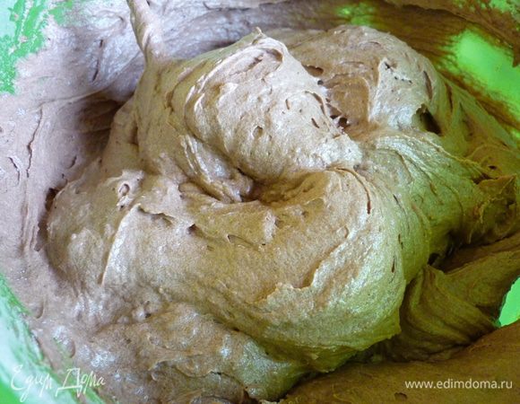 Взбейте масло с сахаром в пышную массу.Продолжая взбивать введите по одному яйца.Просейте муку с какао.Введите порциями муку с како в яично-масляную смесь,тщательно вымешивая.