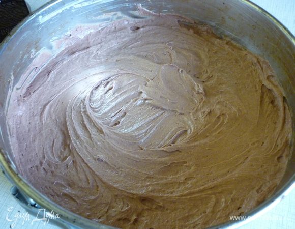 Положите тесто в смазанную маслом форму,разровняйте.Выпекайте 40 минут.Остудите на решётке.