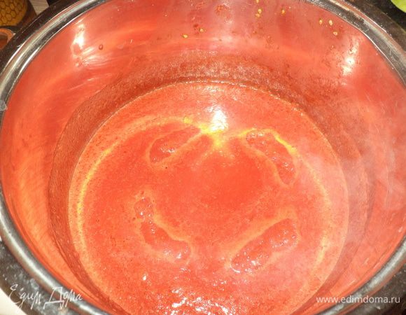 Помидоры провернуть через мясорубку. Мне в этот раз показалось, что там много семечек, и я протерла через любимое не мелкое сито, времени заняло совсем немного, но результат меня очень порадовал! Поставить кастрюлю на огонь и закипятить.