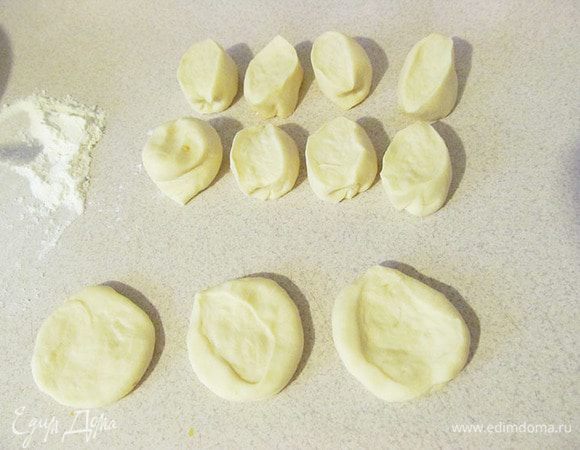 Тесто разделить на несколько частей. В работу взять одну часть, остальные накрыть от заветривания. Из теста скатать колбаску и нарезать на кусочки одинакового размера. Кусочки приплюснуть и каждый раскатать.