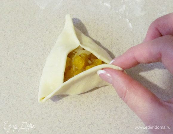 Слепить самсу треугольной формы. У меня еще была мясная начинка.