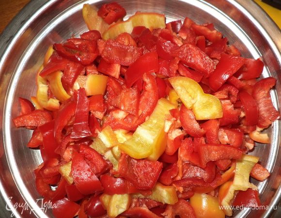 Перец нарезать полосками шириной 1–1,5 см. Перца я беру немного больше с учетом отходов.