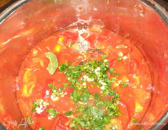 Минут через 20 положим перец горошком и душистый, 2–3 лавровых листика, зелень (по желанию) и мелко порубленный (не прокрученный!) чеснок, хотя и его в рецепте не было, но мне понравилось! Кипятим еще 5 минут, добавляем уксус и убираем лавровый лист.