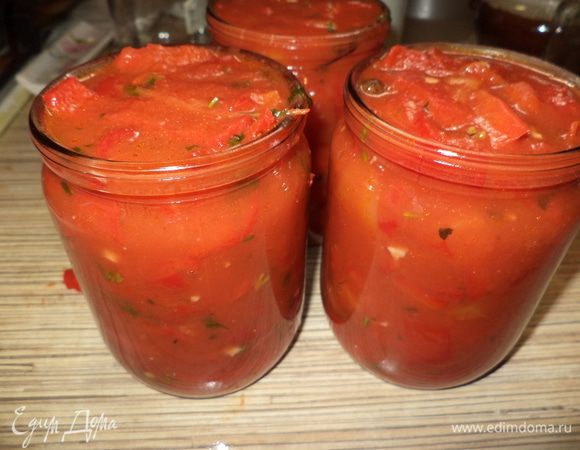 Раскладываем по стерилизованным банкам (я прогреваю их в микро 1–2 минуты, очень удобно!), закупориваем и укутываем.