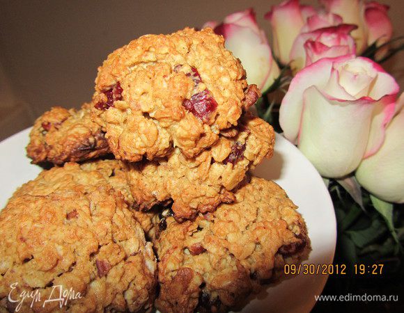 1. 100 грамм мягкого масла растереть с 0.5 ст сахара, добавить взбитое с солью яйцо, перемешать. 

2.Специи и разрыхлитель смешать с мукой.

3.Овсяные хлопья, измельченные орехи и клюкву добавить к масляной массе.

4.Просеять муку,перемешать.

5. Выкладываем с помощью двух ложек на противень, застеленный бумагой для выпечки. Выпекаем печенье в заранее разогретой духовке при температуре 180 градусов в течении 15 минут.