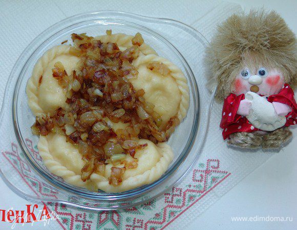 Помешивая, варим вареники в подсоленной воде.После того, как они всплывут, варим 2-3 минуты. Посыпаем вареники оставшимся жареным луком.

Из теста получится около 40 вареников