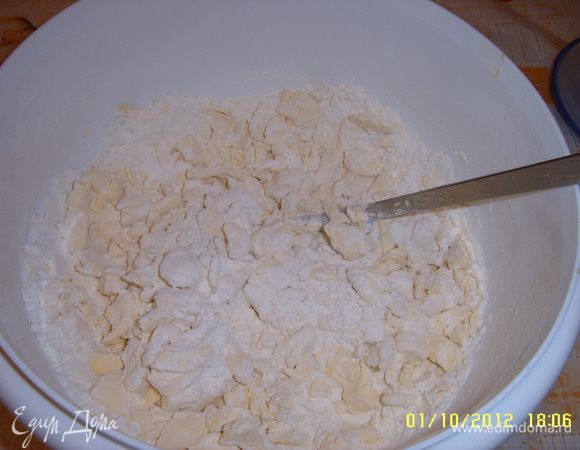 Высыпать муку в емкость, я брала сначала 400 гр. Мерзлый маргарин на доске или в развернутой упаковке накрошить стружкой, добавить к муке и порубить ножом.