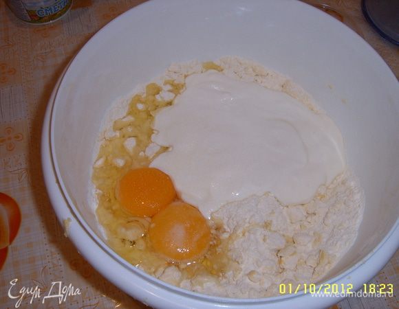 Добавить остальные ингредиенты. Вымешиваем тесто руками, постепенно добавляя муку, у меня ушло еще 100 гр. Тесто должно получиться мягким и эластичным, но не тугим. Делим его на 4 части, можно и больше, складываем в фасовочные пакеты и убираем в холодильник на 1-1,5 часа. Готовим начинку, я смешала изюм с густым повидлом, оставила часть густого повидла отдельно, а также смешала творог с сахаром.