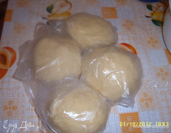 Достаем тесто из холодильника по одному пакету. Разогреваем духовку до 200 градусов.