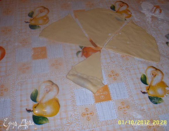 Я поделила каждый шар еще на 2 части. Раскатываем круг и делим его на 6 сегментов, выкладываем на каждый немного начинки, складываем "ушки" к начинке, загибаем край с начинкой, оттягиваем угол и сворачиваем рогалик.