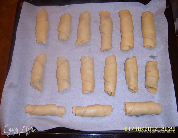 Выкладываем рогалики в противень с бумагой для выпекания. Получается такой батальон! Выпекаем 15 минут. По желанию перед подачей посыпать сахарной пудрой. Приятного аппетита!