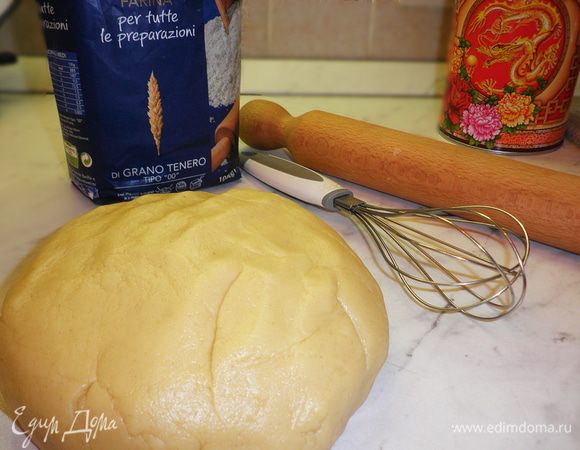 Из полученных ингредиентов замесить тесто.
Разделить на два шара и убрать на час в холодильник.