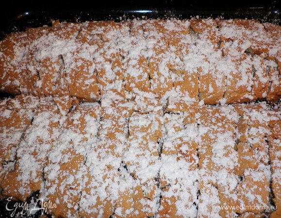 Выпекать в нагретой до 200 гр духовке в течение 45 мин.
Нарезать рулет пока он горячий и посыпать сахарной пудрой.