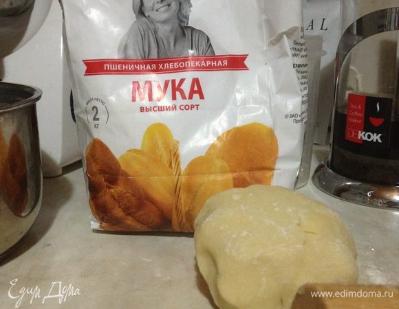 1. Чтобы приготовить тесто - смешайте муку, соль и сахар - добавьте сливочное масло (можно из морозилки взять и натереть на крупной терке). Затем руками вымесить и добавить холодной воды, скатать шарик и поставить его в холодильник минут на 30.