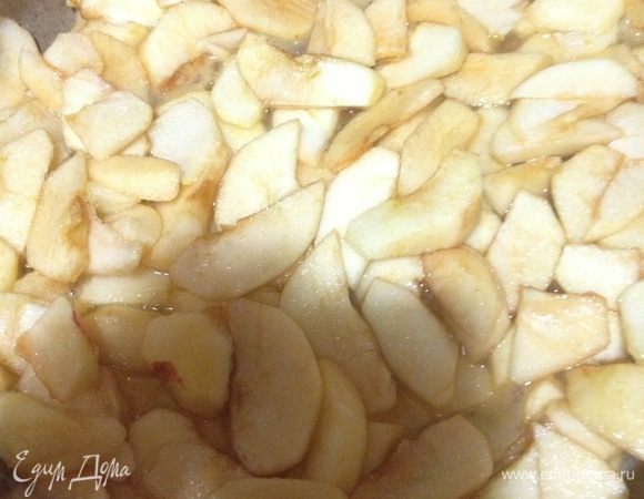 2. Разогрейте духовку до 190 градусов. Яблоки очистите, нарежьте дольками, полейте лимонным соком и добавьте коричневый сахар. Яблоки перемешайте.