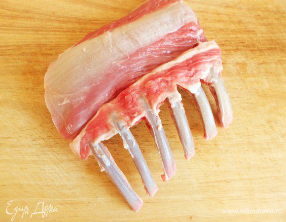 Косточки хорошо зачистить от мяса и фасций с тонкой стороны каждого куска примерно на 1/2 длины.