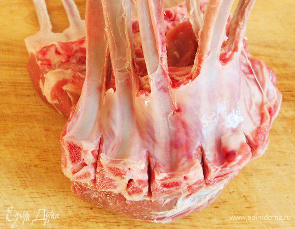 С той поверхности, где косточки хорошо видны, сделать небольшие  надрезы между ними. 