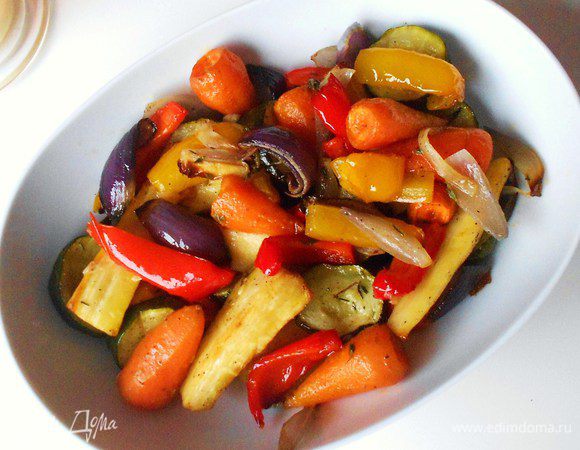 Решила добавить ещё и про овощи...)))1 цукини, 1 красный и 1 жёлтый сладкий перец, 1 корень пастернака, 1 красная крупная луковица или несколько маленьких белых, 12 мелких морковок,мелкие томаты черри, тимьян свежий (или сухой), оливковое масло, соль, перец, бальзамический уксус.
Овощи нарезать крупными кусочками, выложить в жаропрочное блюдо, сбрызнуть оливковым маслом и хорошо перемешать,чтобы все кусочки смазались маслом.Поставить в нагретую до 180-200 гр духовку на 20 мин. Вынуть, проверить на готовность, приправить солью, перцем, листочками тимьяна,осторожно перемешать.Положите сверху томаты и вновь в духовку на 10-15 мин до мягкости моркови. Перед подачей при желании  сбрызнуть бальзамическим уксусом. Отличная альтернатива картошке, как гарнир к мясу или рыбе.