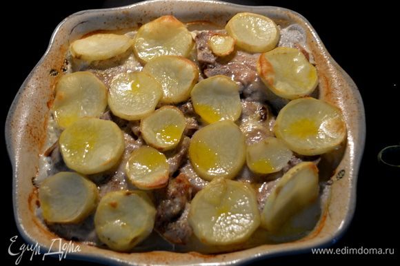 Картофель сверху можно слегка сбрызнуть олив.маслом.Поставим в духовку на 180 гр.на 1 час.