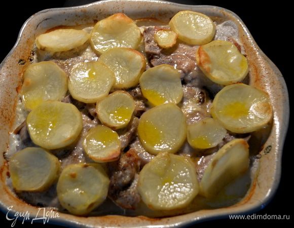 Картофель сверху можно слегка сбрызнуть олив.маслом.Поставим в духовку на 180 гр.на 1 час.