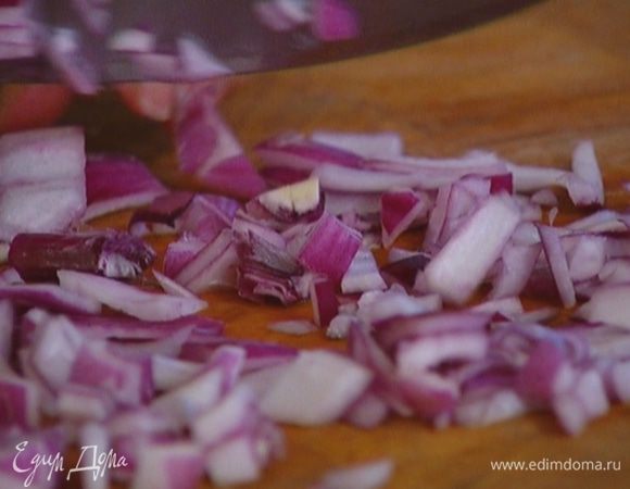 Красный лук почистить и мелко порубить.