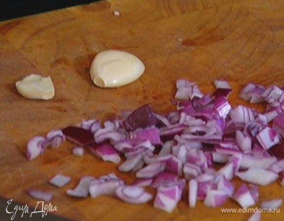 Чеснок раздавить плоской стороной ножа, почистить и измельчить.