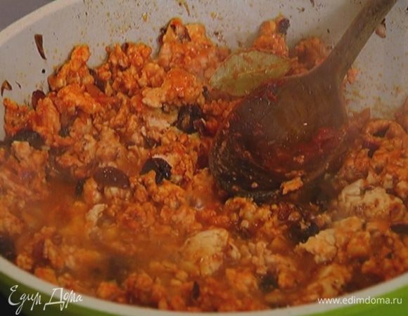 Фарш выложить к луку с чесноком, посолить, поперчить и перемешать, добавить тмин, гвоздику, изюм, оливки и, помешивая, обжарить почти до готовности, затем влить 50 мл горячей воды, еще раз перемешать и оставить на маленьком огне на несколько минут.