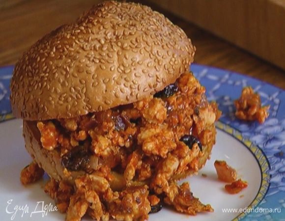 На одну половину каждой булки выложить фарш и накрыть второй половиной.