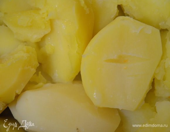 Картофель очистить и отварить до готовности в подсоленной воде.