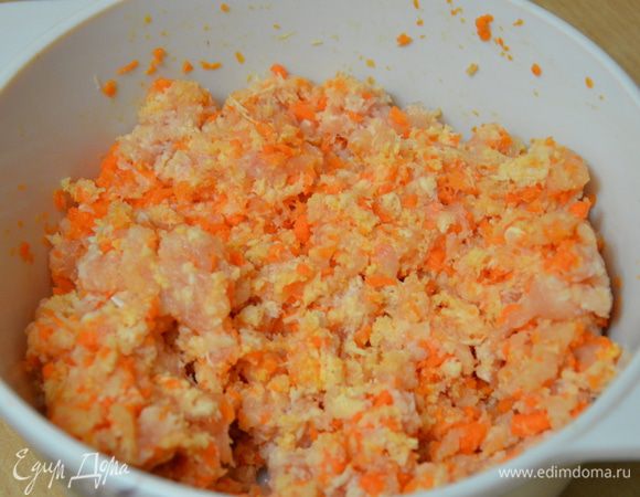 Мясо и морковь перекрутить на мясорубке с крупными отверстиями.