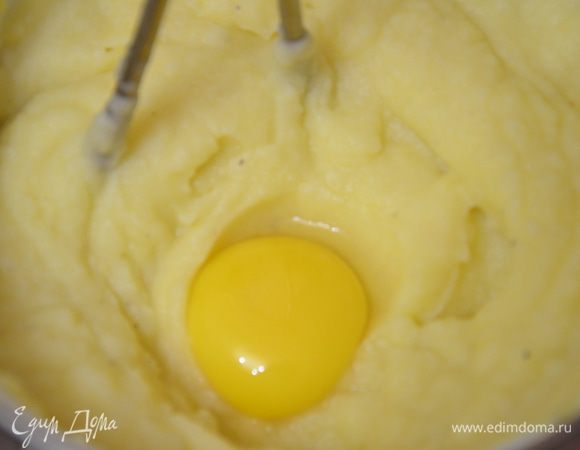 Подогреть молоко для картофельного пюре.Добавить в горячий картофель небольшой кусочек масла и тщательно размять картофель,постепенно добавляя теплое молоко.Добавить сырой желток.Приготовить пышное слегка  жидковатое пюре.При необходимости посолить,поперчить и добавить немного мускатного ореха.