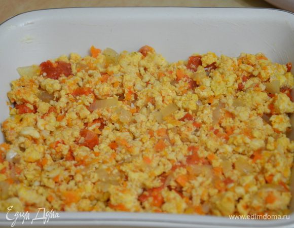 Форму зля запекания смазать сливочным маслом.Выложить на дно фарш с мясным соком,образовавшимся при тушении.