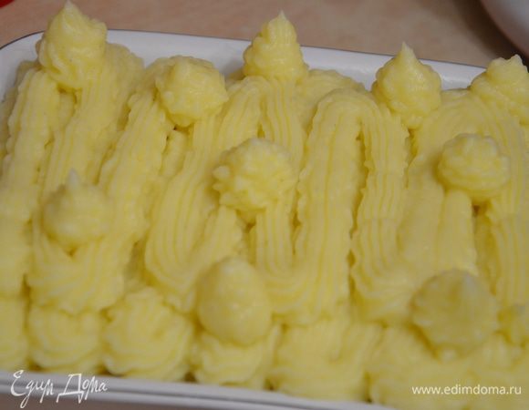 Кондитерский мешок с насадкой "звездочка"наполнить пюре и выдавить пюре поверх мясной начинки в виде зигзага.Выпекать в заранее разогретой духовке до 180С около 30 минут.