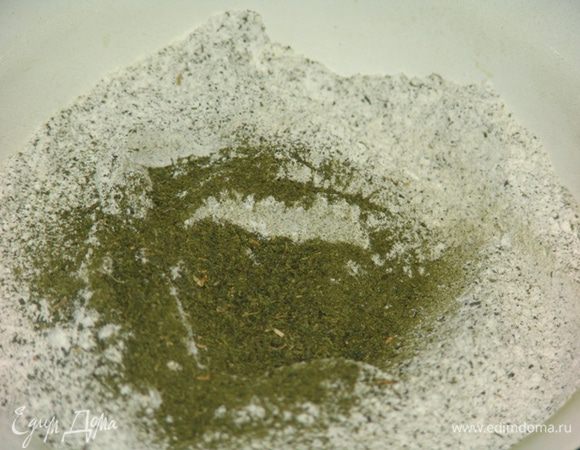 Просеиваем муку и порошок Матча, перемешиваем. Во вторую миску добавляем сахар, соль и растопленное сливочное масло, перемешиваем. Добавляем в получившуюся массу желтки, снова все тщательно перемешиваем. В муку добавляем яично-масляную смесь.  