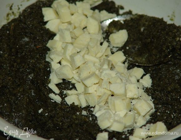 Перемешиваем до однородной массы, всыпаем колотый белый шоколад. 